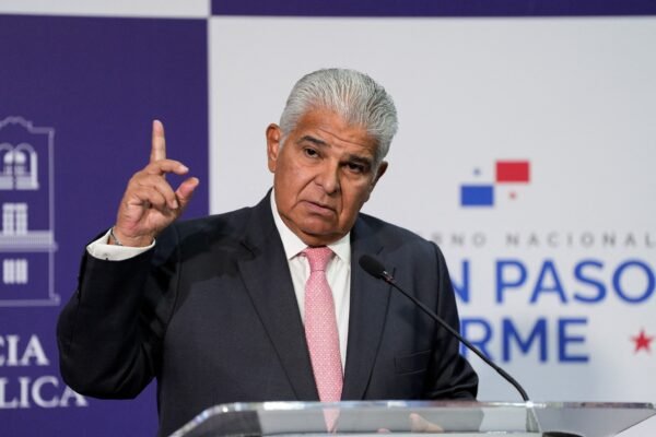 Panamá recebe primeiro voo com imigrantes de vários países deportados pelos EUA