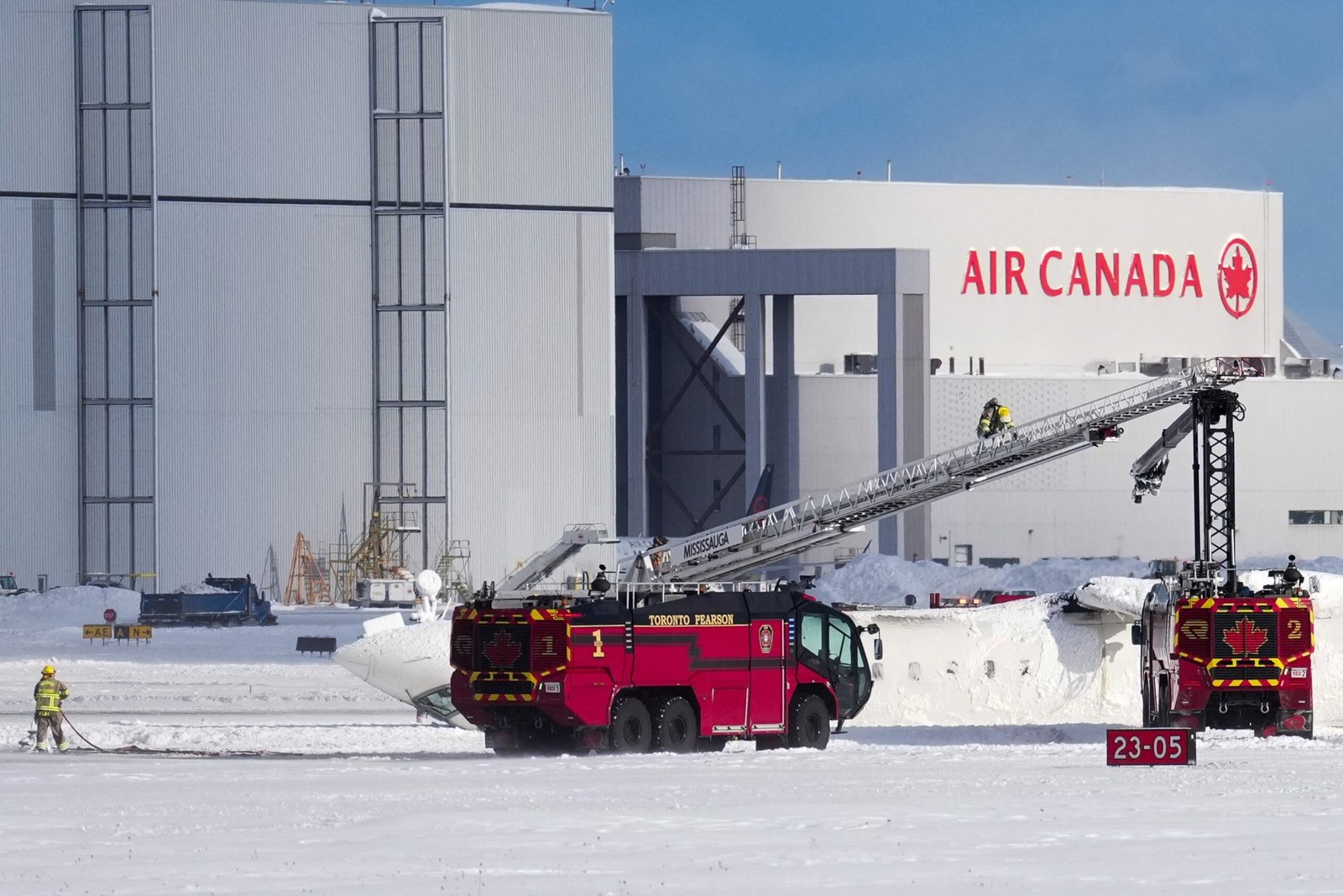 Avião da Delta sofre acidente e capota durante pouso em Toronto, no Canadá; veja FOTOS e VÍDEOS