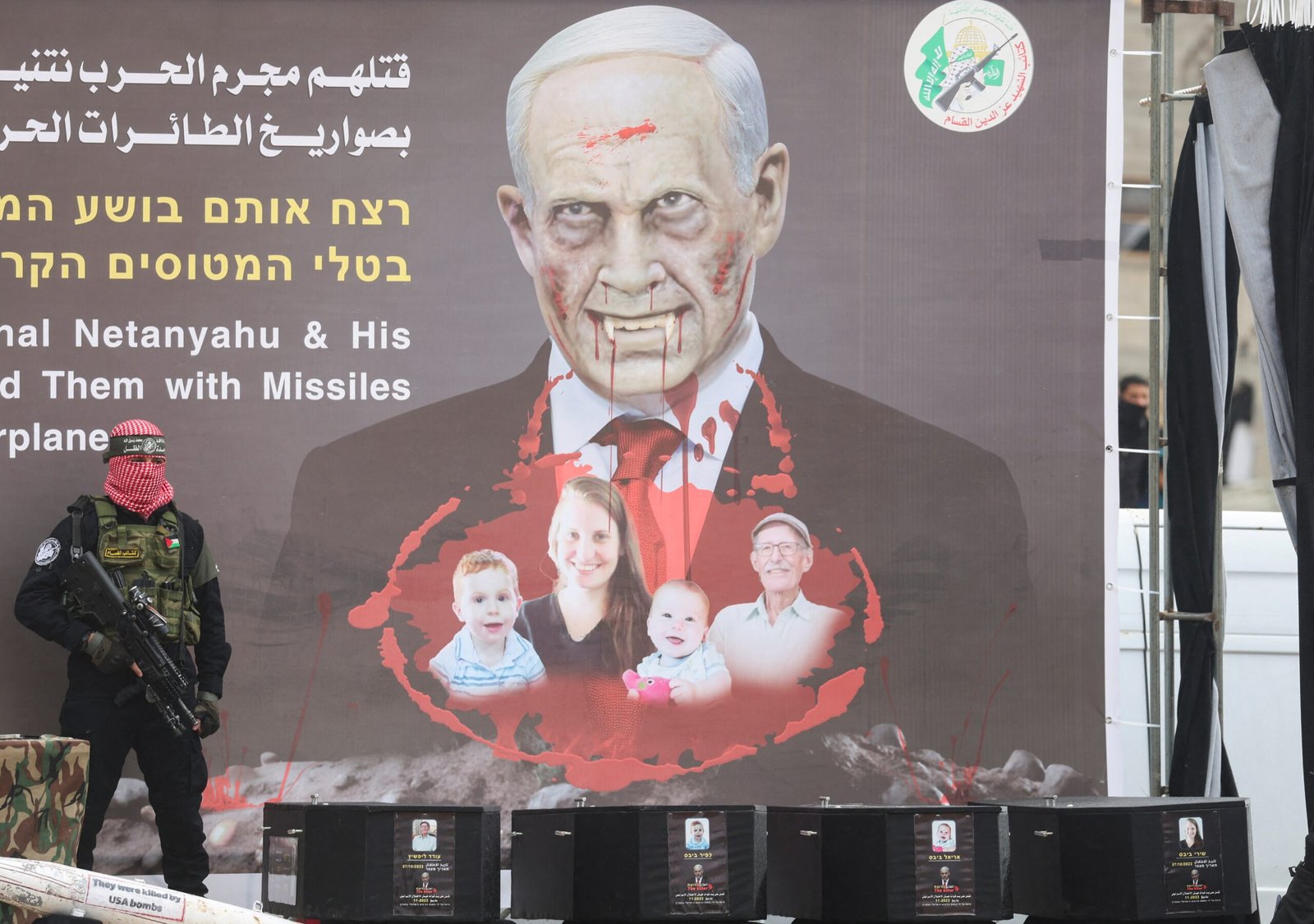 Hamas entrega corpos de bebê e mais 3 reféns israelenses em caixões pretos
