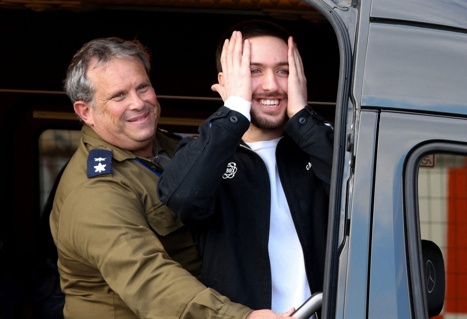 ‘Sonhei tanto com isso, vocês não têm ideia’, diz refém em reencontro com os pais em Israel