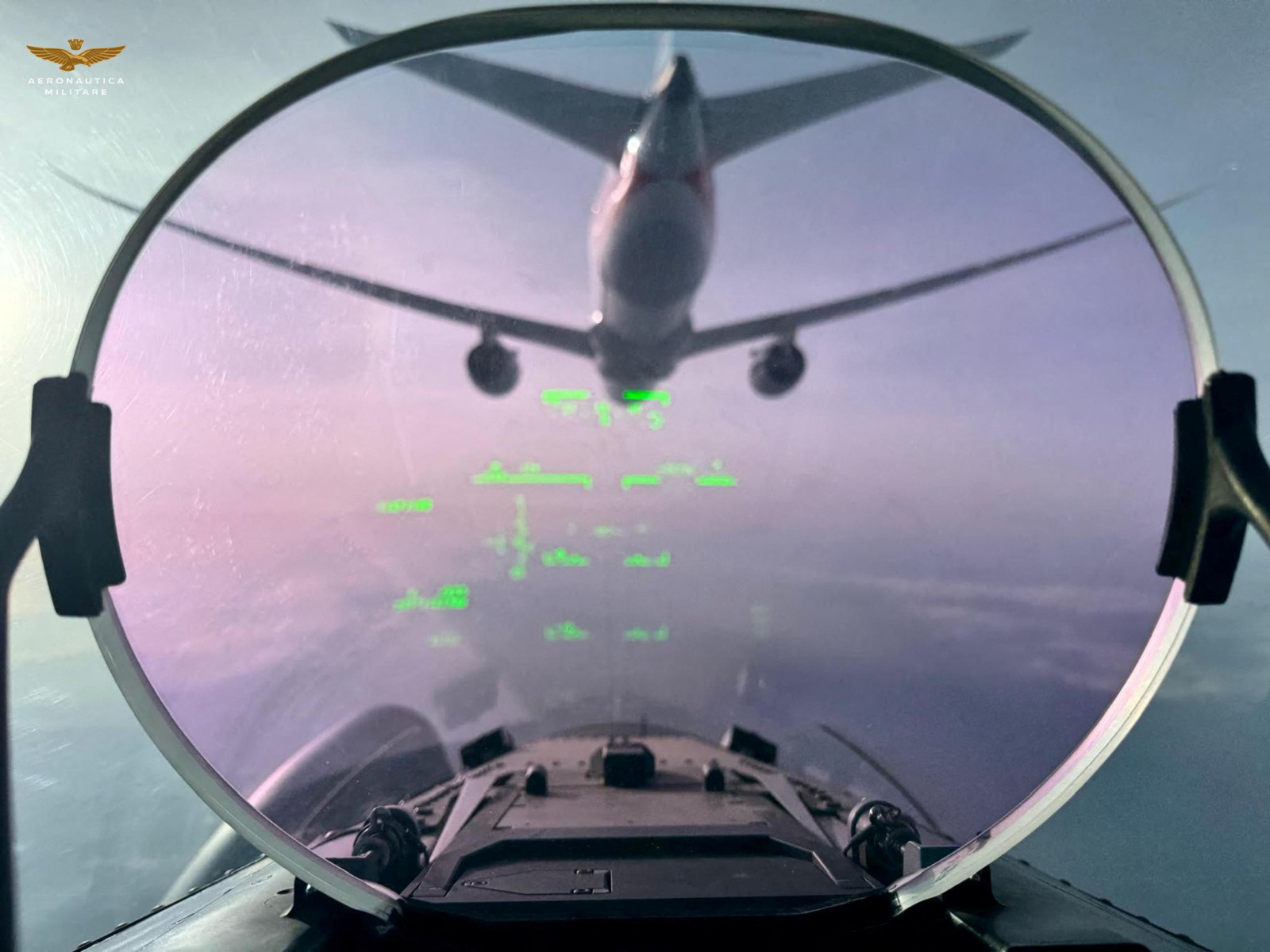 VÍDEO: caças italianos escoltam avião da American Airlines após ameaça de bomba