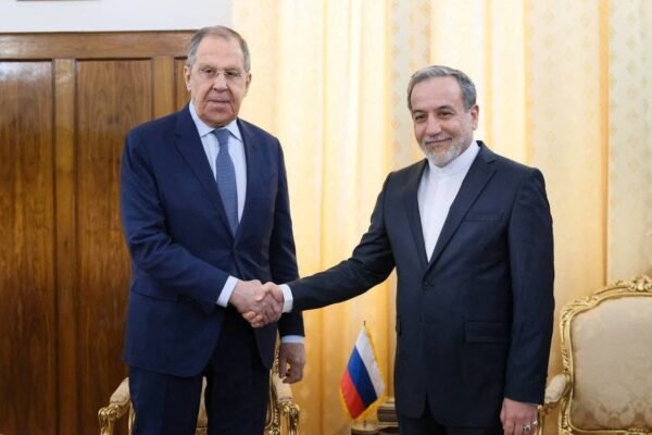 Irã diz que não negociará ‘sob pressão’ após EUA impor novas sanções ao petróleo do país