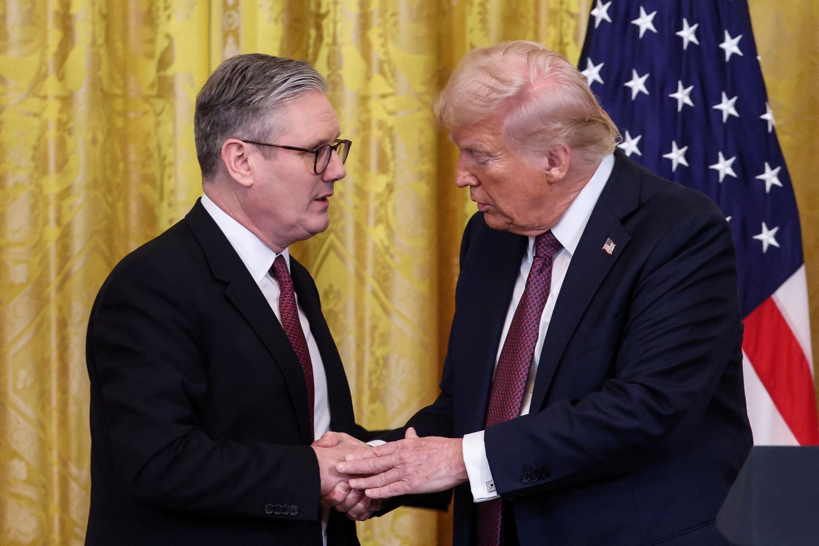 ‘Já basta’: Trump corta no meio fala de premiê britânico durante pergunta sobre incorporação do Canadá pelos EUA