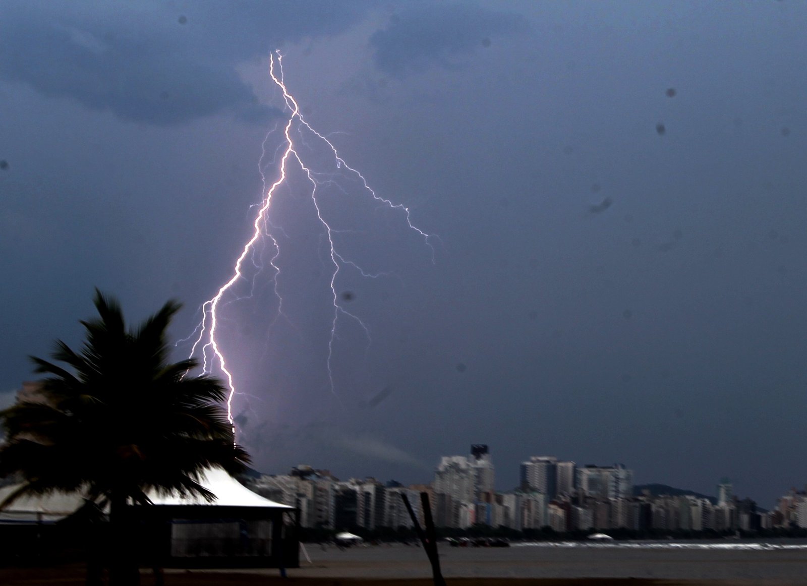 Tempestade elétrica no litoral de SP tem mais de 10 mil raios em poucas horas; VÍDEO