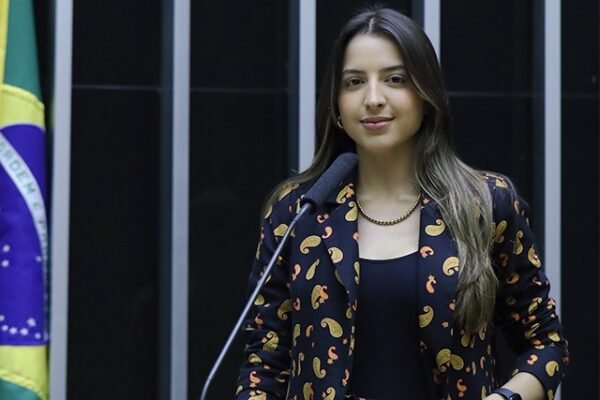 Câmara aprova projeto que criminaliza divulgação de imagens de nudez criadas por IA