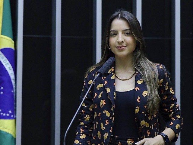 Câmara aprova projeto que criminaliza divulgação de imagens de nudez criadas por IA