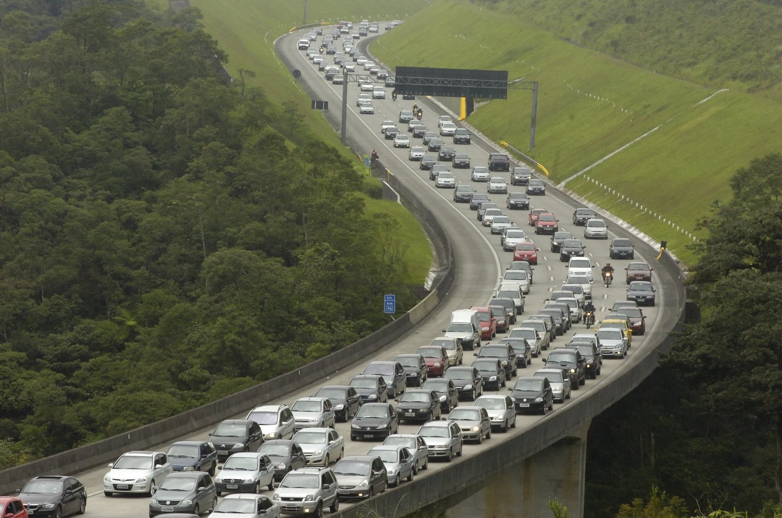 Até 442 mil veículos devem descer a serra para curtir o Carnaval na Baixada Santista