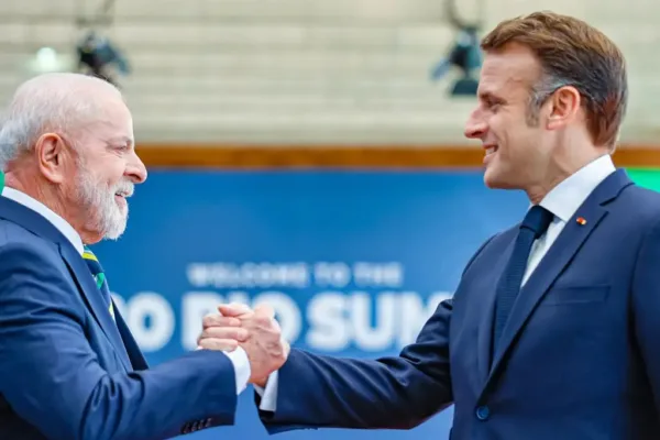 Em conversa com Lula, Macron diz que acordo de paz tem que ter Ucrânia e Rússia ‘na mesma mesa’ Em conversa com Lula, Macron diz que acordo de paz tem que ter Ucrânia e Rússia ‘na mesma mesa’