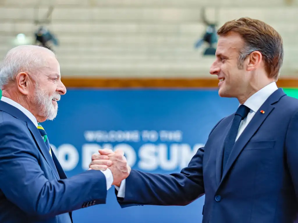 Em conversa com Lula, Macron diz que acordo de paz tem que ter Ucrânia e Rússia ‘na mesma mesa’