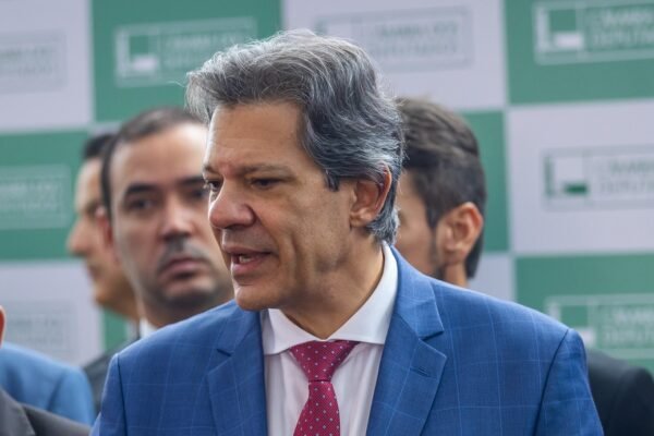 Alta dos combustíveis pressiona preço dos alimentos e desafia Lula a conter inflação