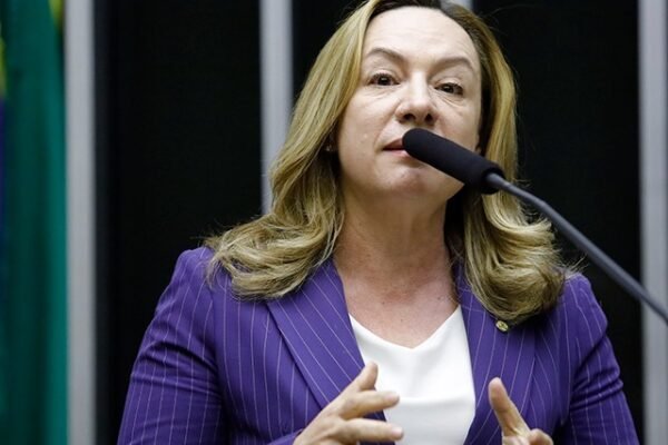 Deputada do PT propõe projeto que obriga Ainda Estou Aqui nas escolas do Brasil
