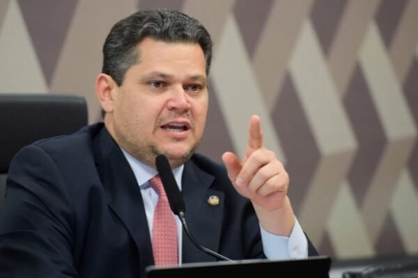 Câmara e Senado elegem novos presidentes neste sábado
