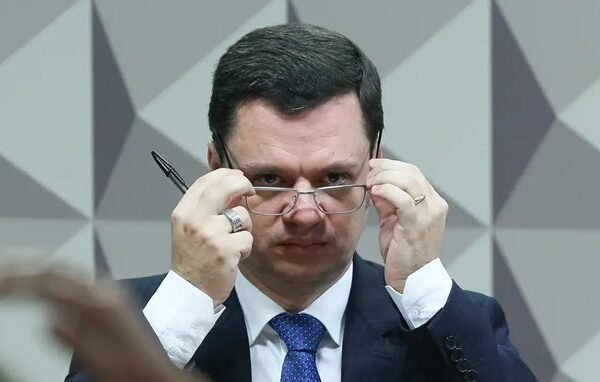 Anderson Torres pede acareação a Moraes com ex-comandante do Exército
