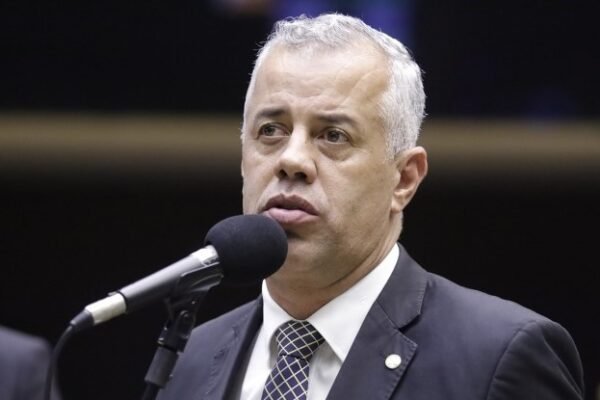 Deputado questiona legalidade do consumo de ovos de ema por Lula