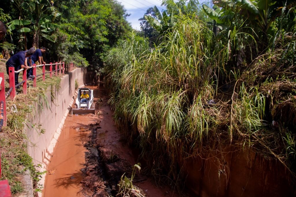 Prefeitura de Taboão da Serra intensifica limpeza nos córregos do município