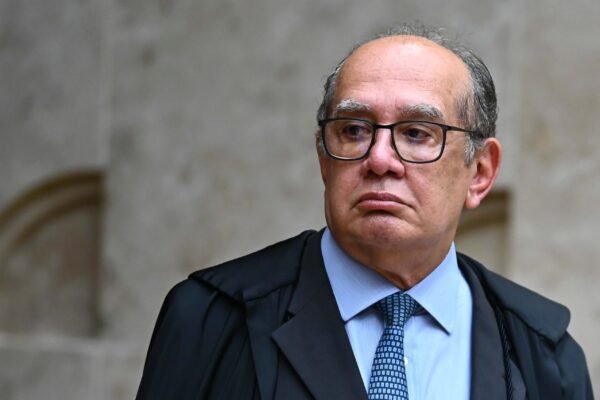 STF adia julgamento sobre comissões provisórias de partidos