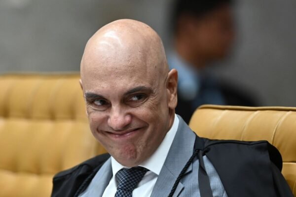 Três meses antes da prisão de Martins, Moraes tinha dados que mostravam o ex-assessor no Brasil no dia em que teria viajado para os Estados Unidos