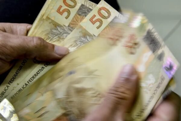 Maria Antonieta de terno e gravata escancara a inflação no Brasil