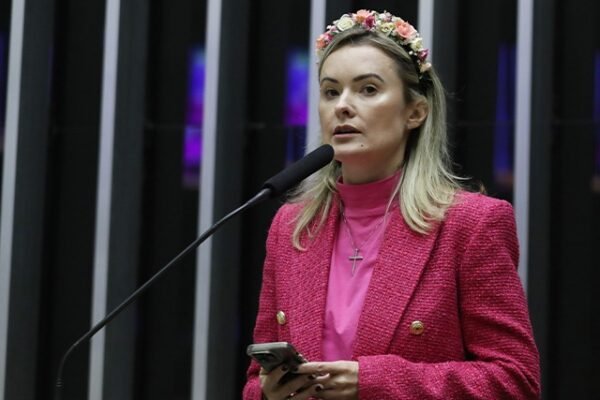 Zanatta faz ato pela revogação da vacina contra covid em bebês
