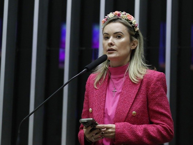 Zanatta faz ato pela revogação da vacina contra covid em bebês