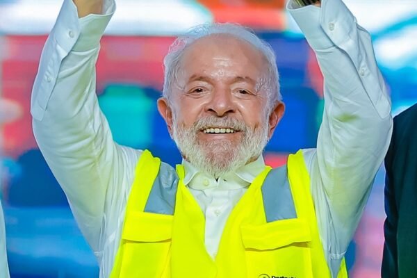 Lula diz ‘orar para Deus todos os dias para ficar na Terra’ Lula diz ‘orar para Deus todos os dias para ficar na Terra’