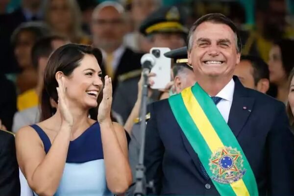 Bolsonaro venceria Lula no 1º e no 2º turno, mostra pesquisa