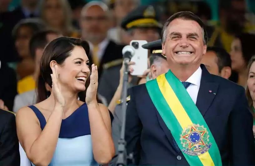 Bolsonaro venceria Lula no 1º e no 2º turno, mostra pesquisa