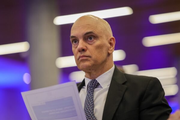 Moraes é vítima, investigador e julgador; agora quer ser diplomata, diz Van Hattem