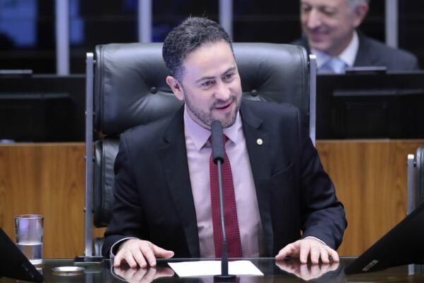 Liderança do PT em São Paulo cogita nomes de fora da política, como Raí, para 2026
