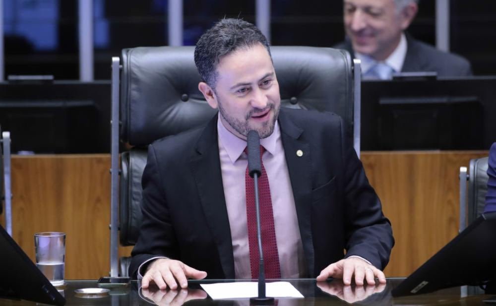 Liderança do PT em São Paulo cogita nomes de fora da política, como Raí, para 2026