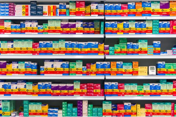 Deputado quer liberar a venda de remédios sem prescrição em supermercados; entenda