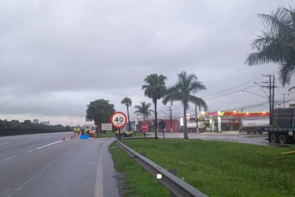 Corpo é encontrado com perfurações em acesso de rodovia no litoral de SP