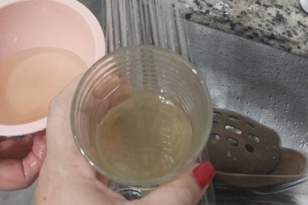 Moradores de Taboão da Serra estão revoltados com o descaso da Sabesp; “água está suja e com cheiro ruim”