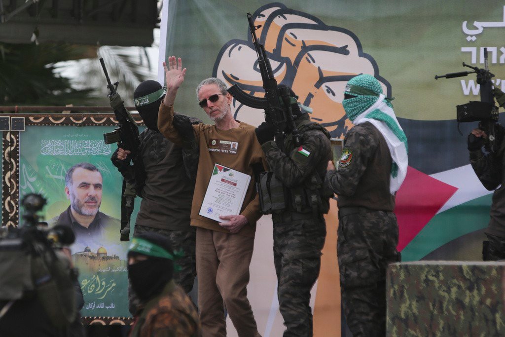 Hamas diz que vai atrasar libertação de reféns prevista para sábado (15) até novo aviso; Israel fala em violação do acordo de cessar-fogo