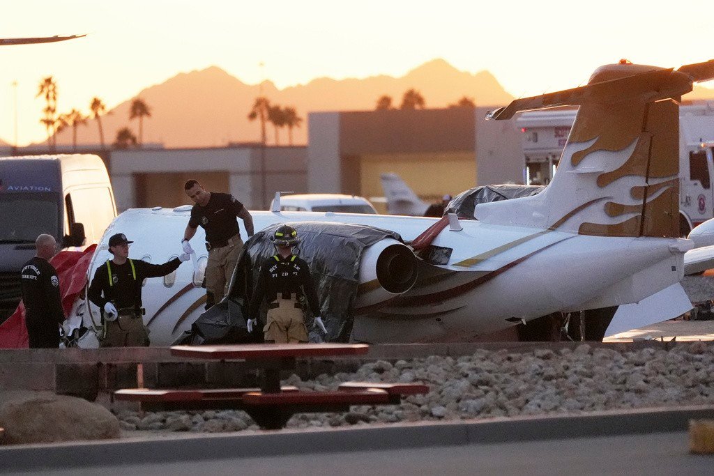 Jato executivo sai da pista e bate contra outro avião em aeroporto dos EUA; 1 pessoa morreu