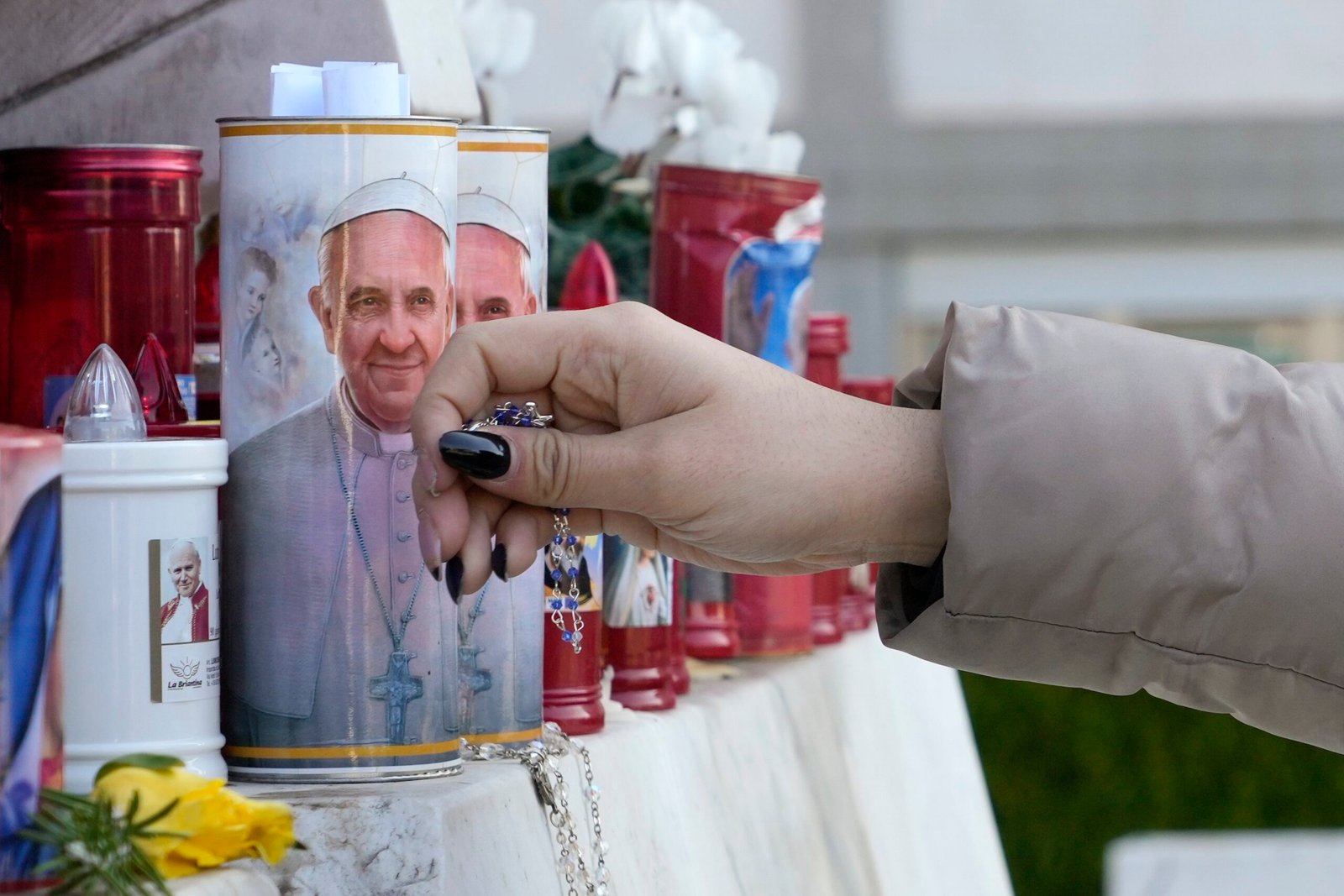 Papa Francisco segue em estado crítico, mas teve noite tranquila e está descansando, diz Vaticano