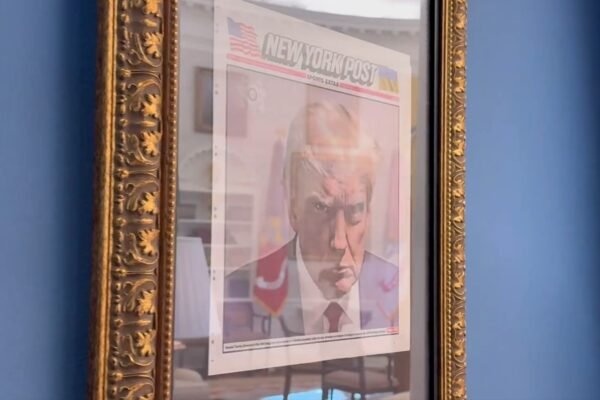 Trump pendurou a foto de sua ficha criminal no Salão Oval da Casa Branca, mostra vídeo de assessor