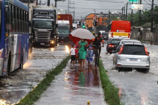 Defesa Civil Estadual renova alerta para chuvas intensas na Baixada Santista e no Vale do Ribeira