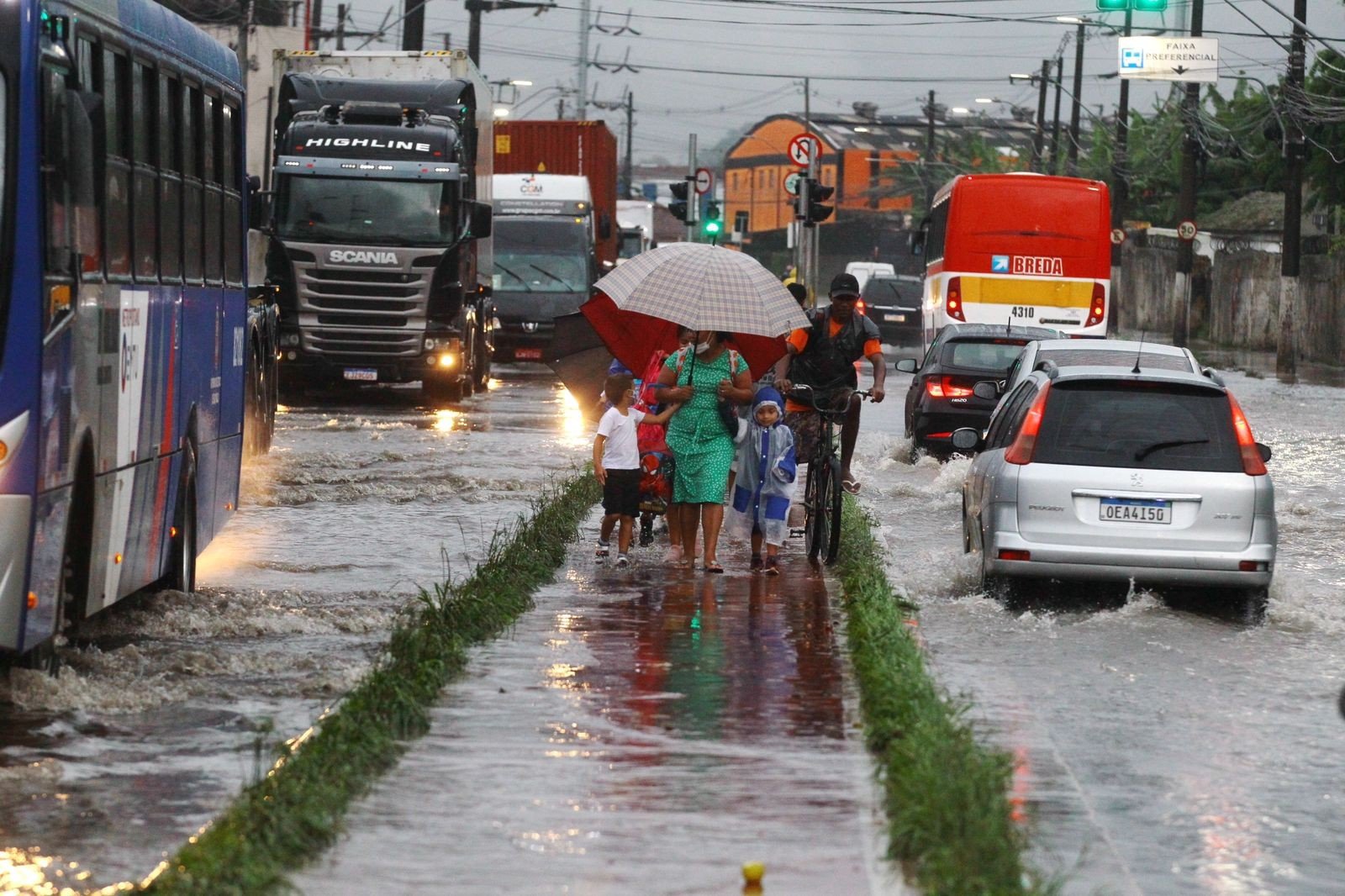 Defesa Civil Estadual renova alerta para chuvas intensas na Baixada Santista e no Vale do Ribeira
