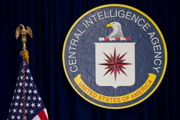 CIA oferece rescisão voluntária para funcionários, diz agência; imprensa dos EUA fala em plano de Trump para demissões em massa
