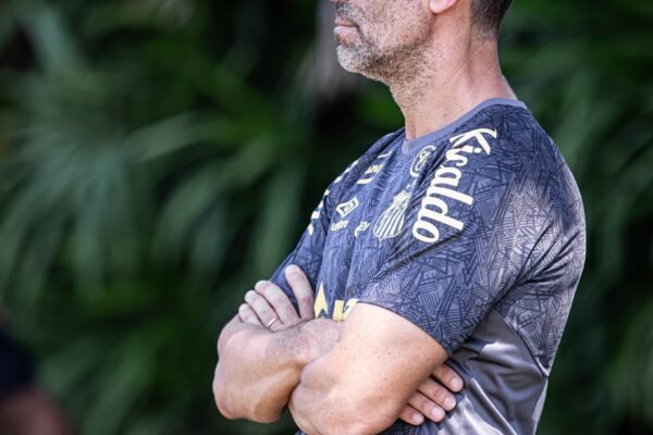 Médicos que operaram técnico do Santos explicam lesão no olho que pode levar à cegueira permanente