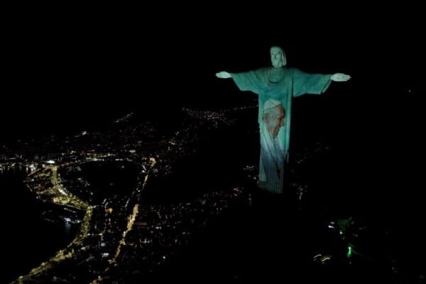 Cristo Redentor recebe projeção com a imagem do papa Francisco e pede orações pela saúde dele