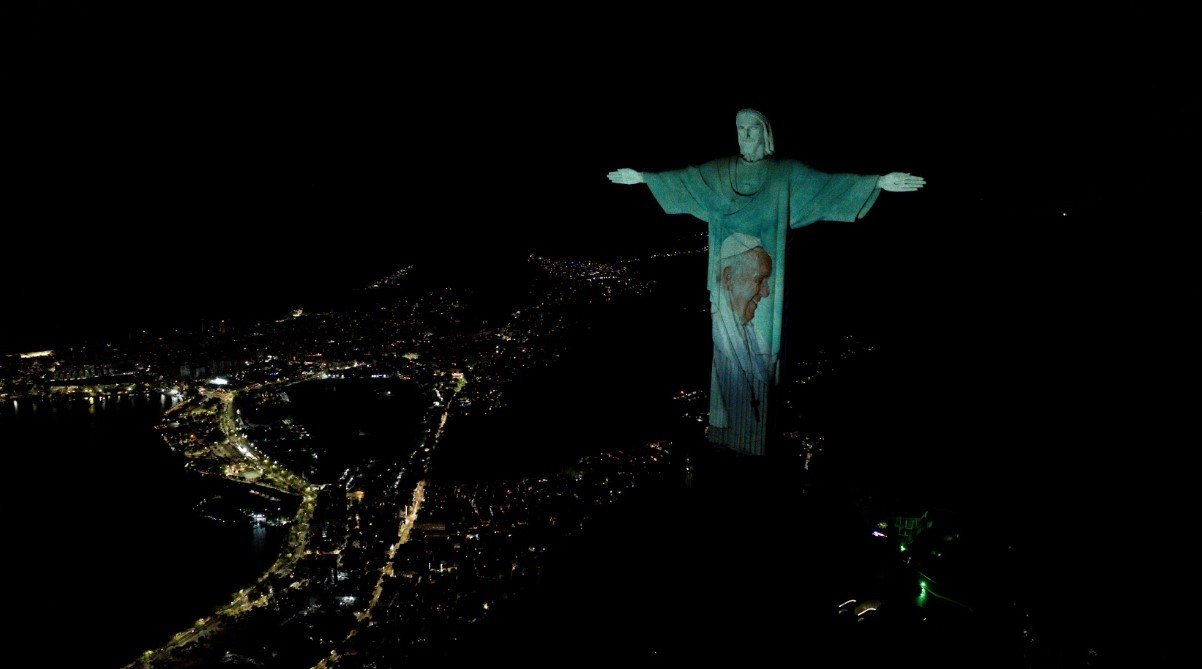 Cristo Redentor recebe projeção com a imagem do papa Francisco e pede orações pela saúde dele