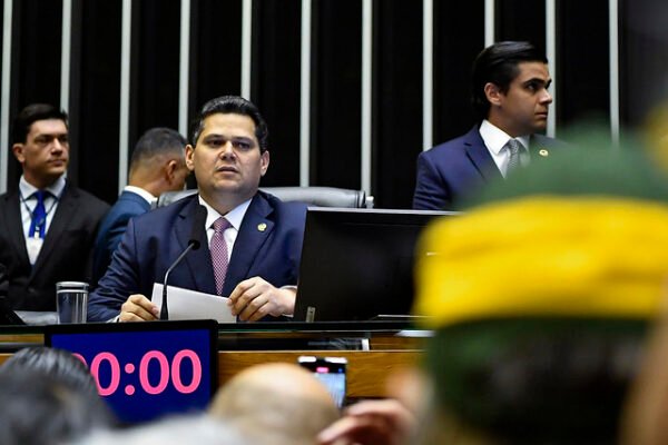 Oposição usa boné para provocar Lula: ‘Comida barata novamente’