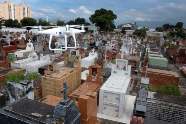 Drone vistoria cemitério do litoral de SP em ação de combate ao Aedes aegypti; FOTOS