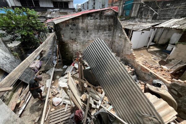 Cortiço desaba e deixa quatro pessoas soterradas no litoral de SP; FOTOS