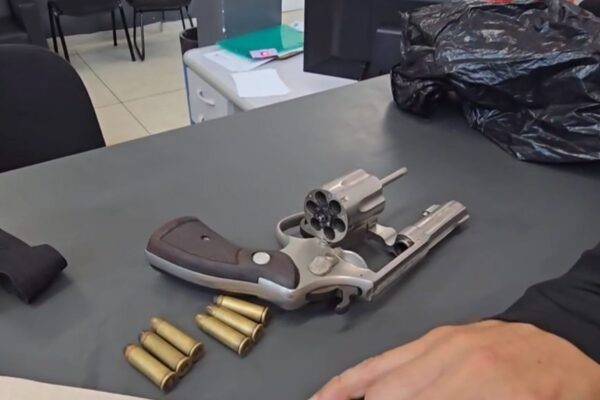 Suspeito foge, joga arma na rua e é detido em padaria no Gonzaga, em Santos