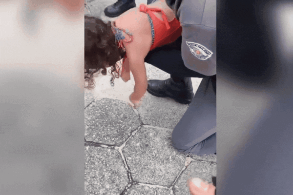 PMs salvam menina de 2 anos que ficou sem respirar após queda no litoral de SP; ASSISTA