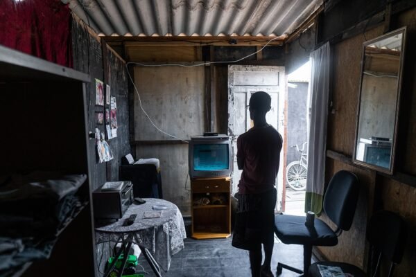 Entenda como é a vida de quem mora na maior favela sobre palafitas da América Latina