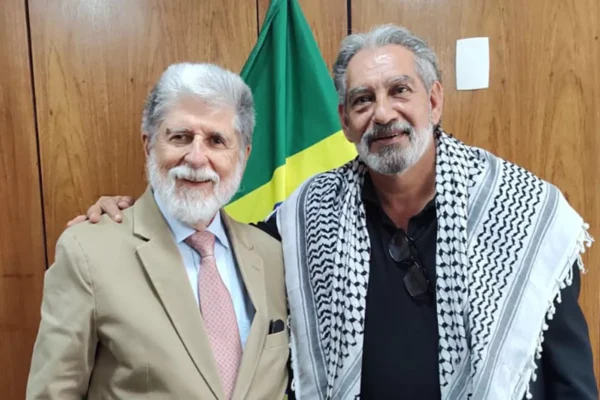 Ministra de Lula recebe militante antissemita e posa com lenço usado por terroristas